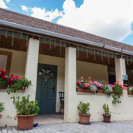 Szivem Csuecske Vendeghaz Guest house *